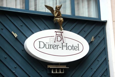 Foto de Núremberg, Alemania - 25 de agosto de 2023: Señal del hotel dedicada al pintor alemán Albrecht Durer cerca de su casa en el centro de Núremberg - Imagen libre de derechos