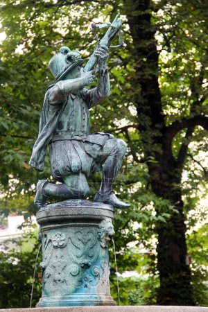 Foto de Núremberg, Alemania - 25 de agosto de 2023: Fuente Crossbowman, o Schnepperschuetzenbrunnen, en el Parque Hallerwiese cerca del río Pegnitz - Imagen libre de derechos