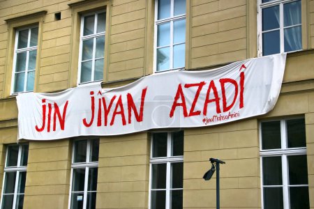 Foto de Berlín, Alemania - 9 de noviembre de 2023: Jin Jiyan Azadi, o Woman Life Freedom, una consigna política popular utilizada en los movimientos confederalistas democráticos e independentistas kurdos. - Imagen libre de derechos