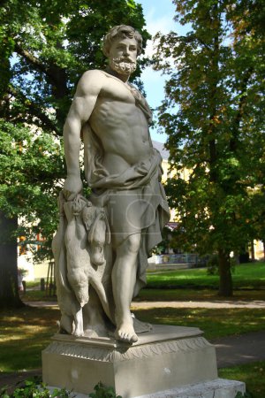 Téléchargez les photos : Frantiskovy Lazne, République tchèque - 30 septembre 2023 : Statue d'Actaeon le chasseur sur la promenade Isabella à Frantiskovy Lazne - en image libre de droit