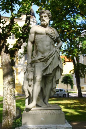 Foto de Frantiskovy Lazne, República Checa - 30 de septiembre de 2023: Estatua de Actaeon el Cazador en el paseo Isabella Promenade en Frantiskovy Lazne, parte de Las Grandes Ciudades Termales de Europa Patrimonio de la Humanidad por la UNESCO - Imagen libre de derechos