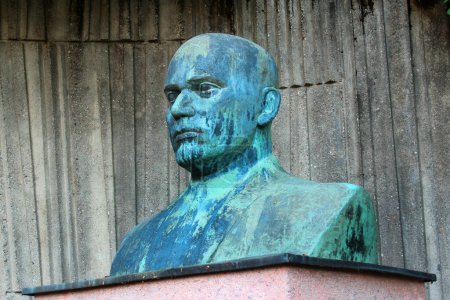 Foto de Aue-Bad Schlema, Alemania - 4 de junio de 2023: Monumento a Ernst Thalmann, un político alemán en la República de Weimar que fue presidente del Partido Comunista de Alemania. - Imagen libre de derechos
