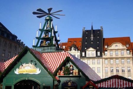 Téléchargez les photos : Leipzig, Allemagne - 17 décembre 2023 : Weihnachtsmarkt, ou foire du marché de Noël sur la place du marché dans la vieille ville de Leipzig, en Saxe - en image libre de droit
