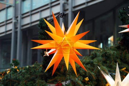 Téléchargez les photos : Leipzig, Allemagne - 17 décembre 2023 : Étoile morave à Weihnachtsmarkt, ou foire du marché de Noël sur la place du marché dans la vieille ville de Leipzig, en Saxe - en image libre de droit