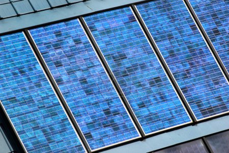 Foto de Paneles solares en un techo, fondo abstracto de energía renovable - Imagen libre de derechos