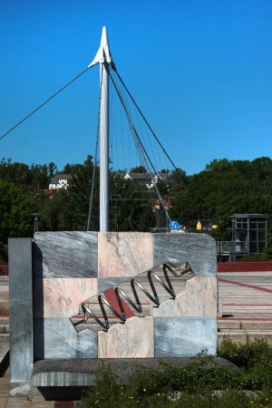 Foto de Wilkau-Hasslau, Alemania - 4 de junio de 2023: Fuente en forma de tornillo de Arquímedes en el centro de Wilkau-Hasslau, una ciudad en el distrito de Zwickau, en Sajonia, Alemania. - Imagen libre de derechos
