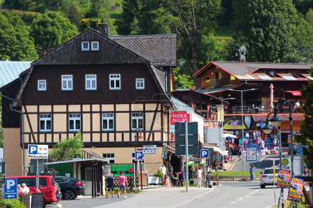 Foto de Johanngeorgenstadt, Alemania - 11 de junio de 2023: frontera germano-checa entre la ciudad de Johanngeorgenstadt en Erzgebirge, o las montañas de mineral y el pueblo de Potucky en Bohemia - Imagen libre de derechos