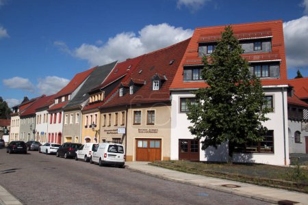 Foto de Freiberg, Alemania - 9 de agosto de 2023: Vista de la calle de Freiberg, una ciudad universitaria y antigua ciudad minera en la región de las montañas de mineral de Sajonia, Alemania - Imagen libre de derechos