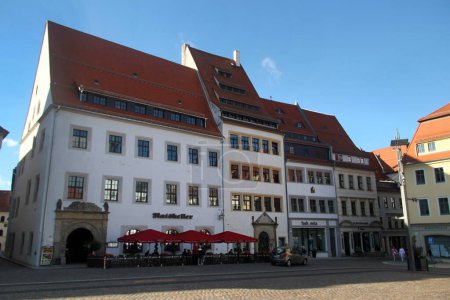 Foto de Freiberg, Alemania - 9 de agosto de 2023: Plaza del mercado de Freiberg, una ciudad universitaria y antigua ciudad minera en la región montañosa de Sajonia, Alemania - Imagen libre de derechos