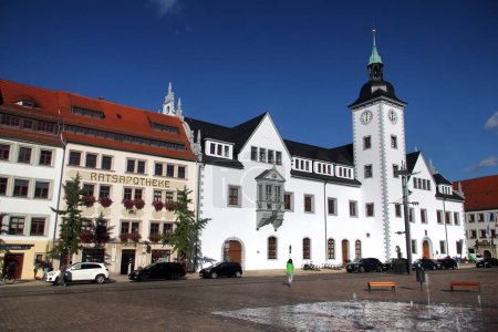 Foto de Freiberg, Alemania - 9 de agosto de 2023: Plaza del mercado de Freiberg, una ciudad universitaria y antigua ciudad minera en la región montañosa de Sajonia, Alemania - Imagen libre de derechos