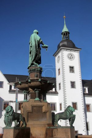 Foto de Freiberg, Alemania - 9 de agosto de 2023: Torre del ayuntamiento en la Plaza del Mercado de Freiberg, una ciudad universitaria y antigua ciudad minera en la región de las montañas mineras de Sajonia, Alemania - Imagen libre de derechos