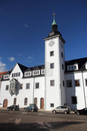 Foto de Freiberg, Alemania - 9 de agosto de 2023: Torre del ayuntamiento en la Plaza del Mercado de Freiberg, una ciudad universitaria y antigua ciudad minera en la región de las montañas mineras de Sajonia, Alemania - Imagen libre de derechos