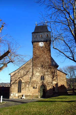 Foto de Wuenschendorf, Alemania - 27 de enero de 2024: Iglesia histórica de San Vito en Wuenschendorf, un pueblo en el distrito de Greiz en el río Elster Blanco. - Imagen libre de derechos