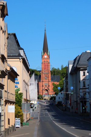 Foto de Aue, Alemania - 4 de junio de 2023: Vista de la Plaza del Mercado en Aue, una pequeña ciudad en Alemania en las montañas de los Minerales, Sajonia. - Imagen libre de derechos