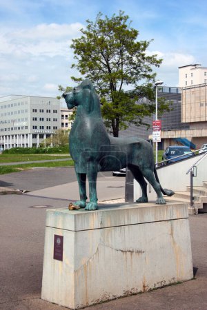 Téléchargez les photos : Gera, Allemagne - 19 mai 2023 : Sculpture du lion de Gera avec moineau doré par Volkmar Kuehn devant le musée de la ville de Gera, Thuringe. - en image libre de droit