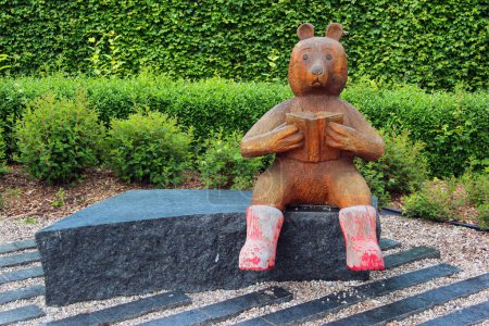 Foto de Gera, Alemania - 19 de mayo de 2023: El oso Uppo-Nalle, un famoso personaje de cuento de hadas de Finlandia creado por la escritora Elina Karjalainen. Situado en Garten finlandés, una parte de Hofwiesenpark. - Imagen libre de derechos