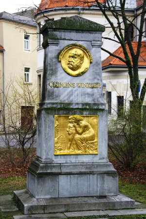 Foto de Freiberg, Alemania - 16 de marzo de 2024: Monumento a Clemens Winkler, un químico alemán que descubrió el elemento germanio en 1886 en Freiberg - Imagen libre de derechos
