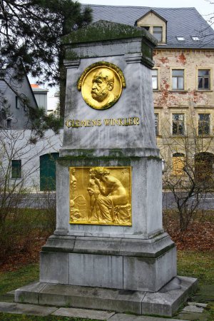 Foto de Freiberg, Alemania - 16 de marzo de 2024: Monumento a Clemens Winkler, un químico alemán que descubrió el elemento germanio en 1886 en Freiberg. - Imagen libre de derechos