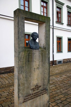 Téléchargez les photos : Freiberg, Allemagne - 16 mars 2023 : Monument à Mikhaïl Lomonosov, scientifique russe et fondateur de la géologie moderne. En 1739 Lomonosov a étudié l'exploitation minière et la métallurgie à Freiberg - en image libre de droit