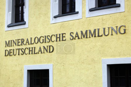 Foto de Freiberg, Alemania - 16 de marzo de 2023: Edificio de la Colección Mineralógica Alemana en Freiberg, una ciudad universitaria y antigua ciudad minera en la región montañosa de Sajonia, Alemania - Imagen libre de derechos