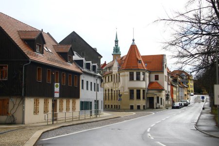 Foto de Freiberg, Alemania - 16 de marzo de 2023: Vista de la calle de Freiberg, una ciudad universitaria y antigua ciudad minera en la región de las montañas de mineral de Sajonia, Alemania - Imagen libre de derechos