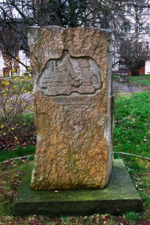 Foto de Freiberg, Alemania - 16 de marzo de 2023: Monumento al eje de extracción del "Grube Kuhschacht", que funcionó desde 1514 hasta 1834. Freiberg es una antigua ciudad minera en la región de las montañas mineras de Sajonia.. - Imagen libre de derechos