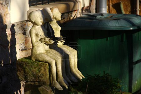 Foto de Wuenschendorf, Alemania - 27 de enero de 2024: Jardín de esculturas en el Monasterio Mildenfurth, un histórico monasterio premonstratense en la ciudad de Berga-Wnschendorf en Turingia - Imagen libre de derechos