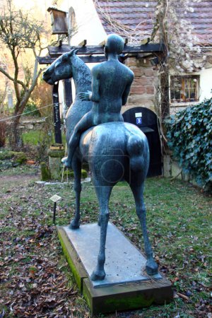 Foto de Wuenschendorf, Alemania - 27 de enero de 2024: Jardín de esculturas en el Monasterio Mildenfurth, un histórico monasterio premonstratense en la ciudad de Berga-Wnschendorf en Turingia - Imagen libre de derechos