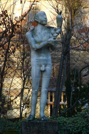 Foto de Wuenschendorf, Alemania - 27 de enero de 2024: Jardín de esculturas en el Monasterio Mildenfurth, un histórico monasterio premonstratense en la ciudad de Berga-Wunschendorf en Turingia - Imagen libre de derechos