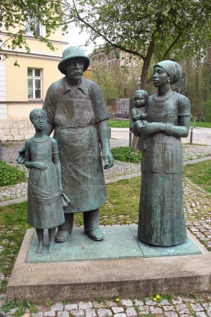 Téléchargez les photos : Weimar, Allemagne - 7 avril 2024 : Monument à Albert Schweitzer, un polymathématicien, théologien, organiste, écrivain, humanitaire et médecin franco-allemand. - en image libre de droit