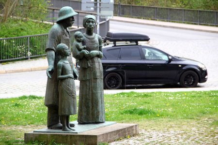 Foto de Weimar, Alemania - 7 de abril de 2024: Monumento a Albert Schweitzer, un polímata, teólogo, organista, escritor, humanitario y médico franco-alemán. - Imagen libre de derechos