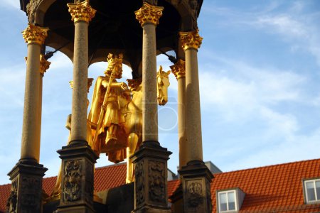 Magdeburgo, Alemania - 13 de abril de 2024: Magdeburgo Rider, la estatua ecuestre alemana más antigua (alrededor de 1240), muestra a Otón el Grande en la Plaza del Mercado Viejo de Magdebur