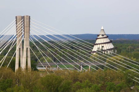 Téléchargez les photos : Magdebourg, Allemagne - 13 avril 2024 : Pont Kaiser Otto et une tour du millénaire de 60 mètres de haut, ou Jahrtausendturm, l'une des plus hautes tours en bois du monde - en image libre de droit