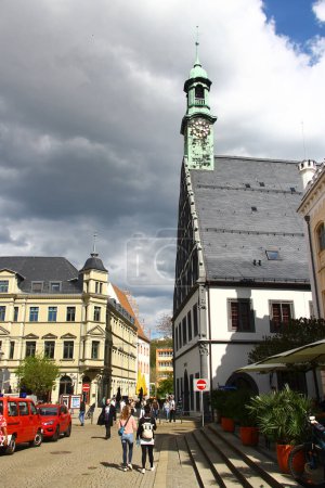 Téléchargez les photos : Zwickau, Allemagne - 27 avril 2024 : Place du Vieux Marché avec le bâtiment du Théâtre Zwickau au centre de la ville - en image libre de droit