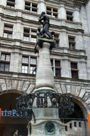 Téléchargez les photos : Leipzig, Allemagne - 21 avril 2024 : Sculptures décorant Rathausbrunnen, ou fontaine de la mairie sur Burgplatz dans le centre de Leipzig - en image libre de droit