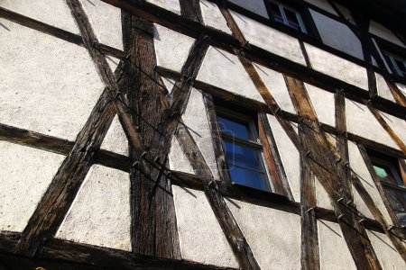 Holzrahmen traditioneller Fachwerkgebäude in deutscher Sprache