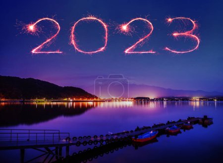 Téléchargez les photos : 2023 heureux nouveau feu d'artifice de l'année célébrant sur le mont Fuji-san au lac Kawaguchiko au Japon - en image libre de droit