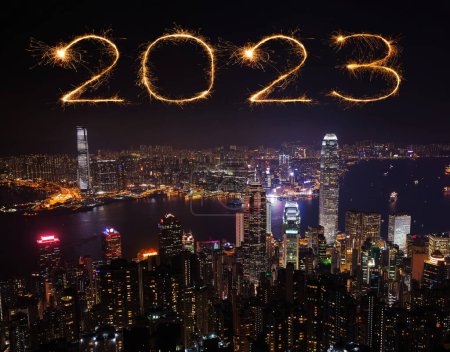 Téléchargez les photos : 2023 Happy New Year feux d'artifice célébrant sur Hong Kong paysage urbain la nuit - en image libre de droit