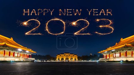 Téléchargez les photos : 2023 heureux nouveau feu d'artifice de l'année célébrant sur Chiang Kai-Shek Memorial Hall dans la nuit à Taipei, Taiwan - en image libre de droit