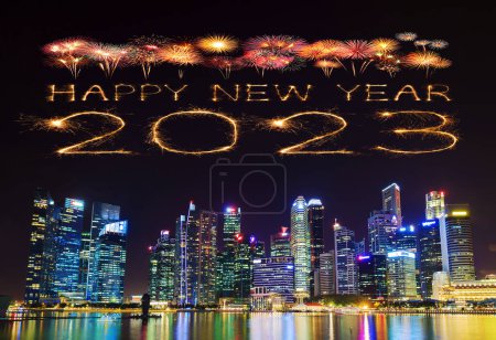 Téléchargez les photos : 2023 Happy New Year feux d'artifice célébrant sur le paysage urbain de Singapour la nuit - en image libre de droit