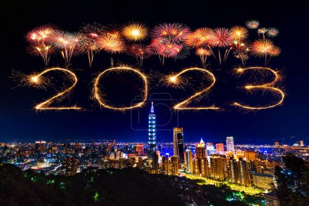 Téléchargez les photos : 2023 heureux nouveau feu d'artifice de l'année célébrant sur Taipei paysage urbain la nuit, Taiwan - en image libre de droit
