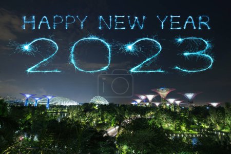 Téléchargez les photos : 2023 Happy New Year feux d'artifice célébrant sur le paysage urbain de Singapour la nuit - en image libre de droit