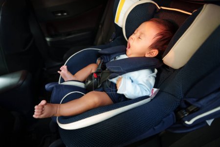 schläfriges Neugeborenes gähnt im Babysitz, Sicherheitsstuhl unterwegs
