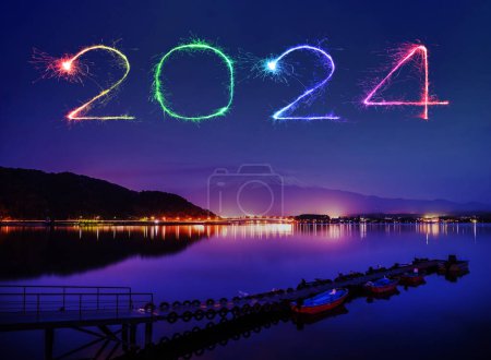 Téléchargez les photos : 2024 heureux nouveau feu d'artifice de l'année sur le mont Fuji-san au lac Kawaguchiko la nuit au Japon - en image libre de droit
