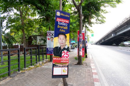 Foto de Bangkok, Tailandia, 10 de mayo de 2023: Cartel que muestra las políticas de los políticos tailandeses durante la última campaña electoral antes del voto popular en las elecciones generales de 2023 en Tailandia. - Imagen libre de derechos