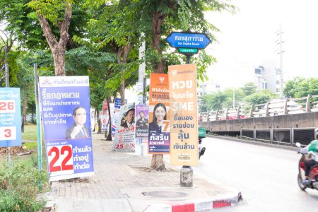 Foto de Bangkok, Tailandia, 10 de mayo de 2023: Cartel que muestra las políticas de los políticos tailandeses durante la última campaña electoral antes del voto popular en las elecciones generales de 2023 en Tailandia. - Imagen libre de derechos
