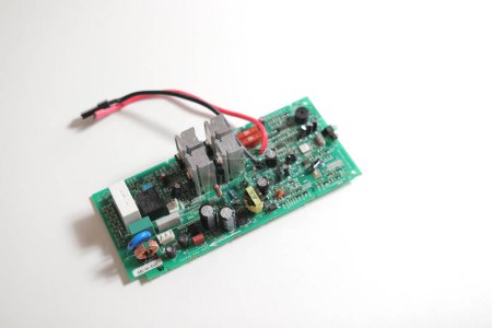 Foto de Alimentación moderna placa de circuito impreso con componentes electrónicos con transistor. Detalle de PCB. Ingeniería eléctrica. - Imagen libre de derechos