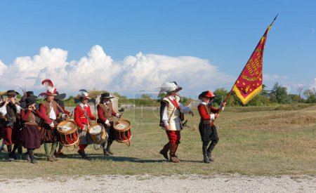 Foto de PALMANOVA, Italia - 4 de septiembre de 2022: Reenactors desfilando después de la batalla durante la recreación histórica anual del siglo XVII - Imagen libre de derechos
