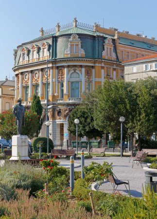 Foto de RIJEKA, Croacia - 7 de agosto de 2022: Parque frente al Teatro Nacional Croata, con el monumento del músico y compositor Ivan Zajc - Imagen libre de derechos
