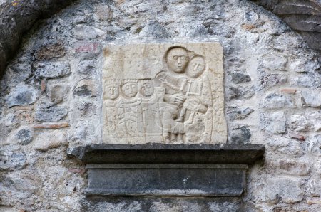 Foto de Bajorrelieve medieval que representa la Natividad con los Reyes Magos en el exterior de la iglesia de San Daniele en Castello en San Daniele del Friuli, Italia - Imagen libre de derechos